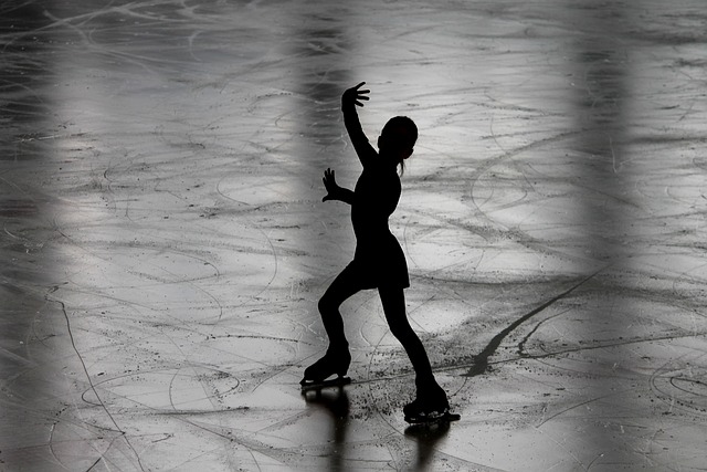 Dancing on ice: mathematics of blade tracings