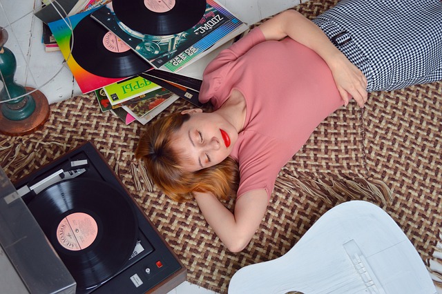 When a few minutes sound like a lifetime: Does atmospheric music expand or contract perceived time?