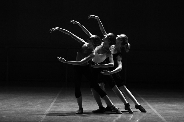 Getting synchronised in the mirror game: an exploratory study