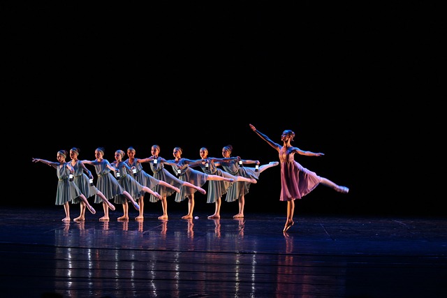 De-centring the choreographer: Historically inspired interruptions/ disruptions in an exploration be